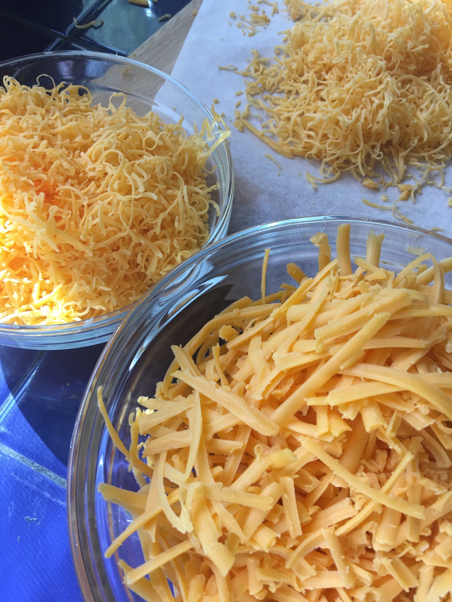 Coarsely and finely grated cheese in bowls
