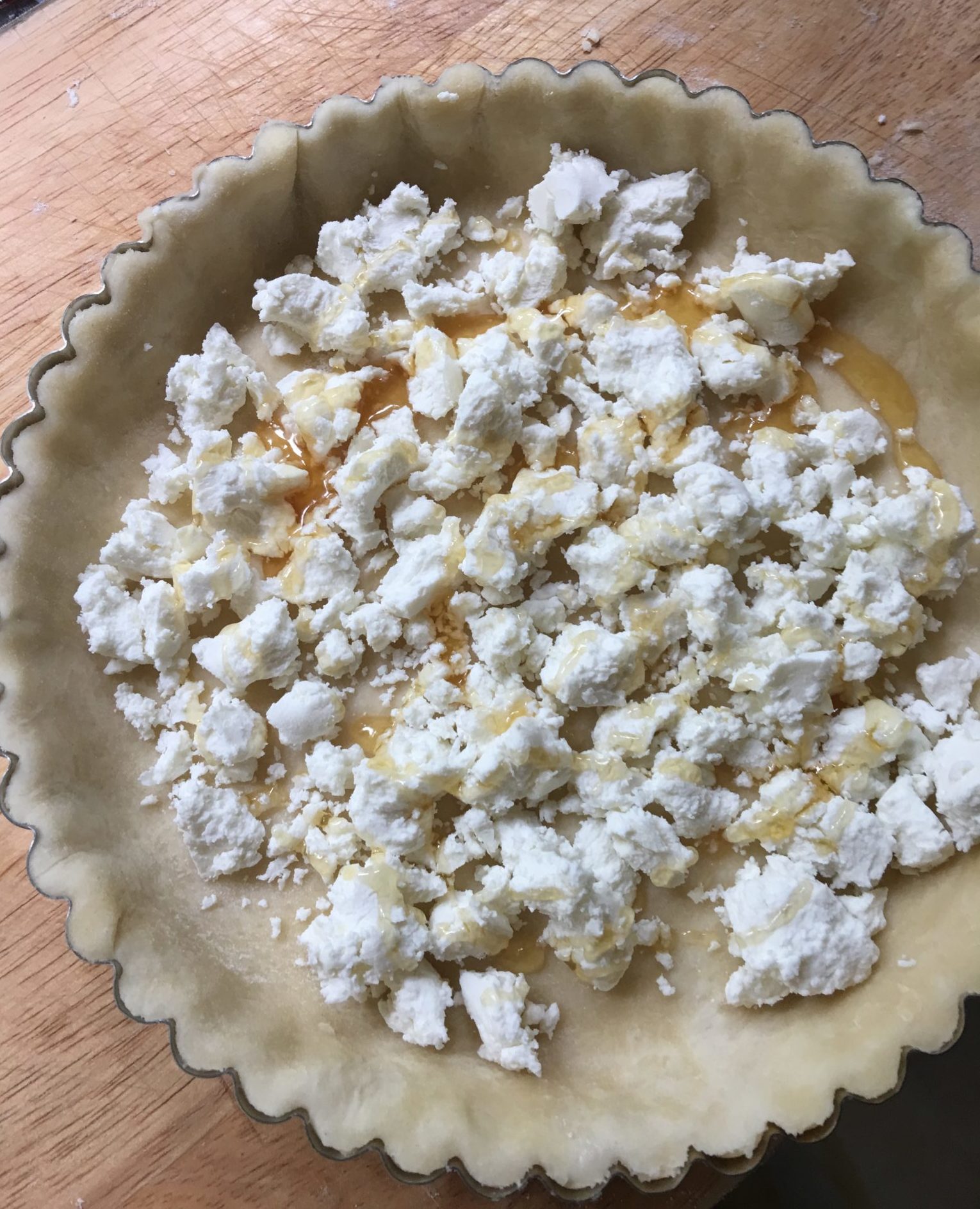 Tart tin with goat cheese and honey