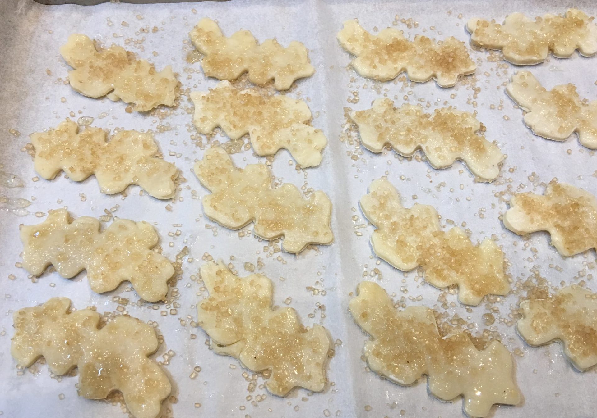 Leaves made of pastry and sprinkled with sugar
