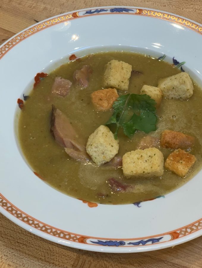 Puree of pea soup with ham