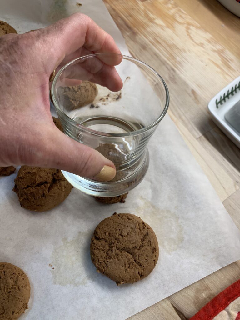 Falttening cookies with a glass