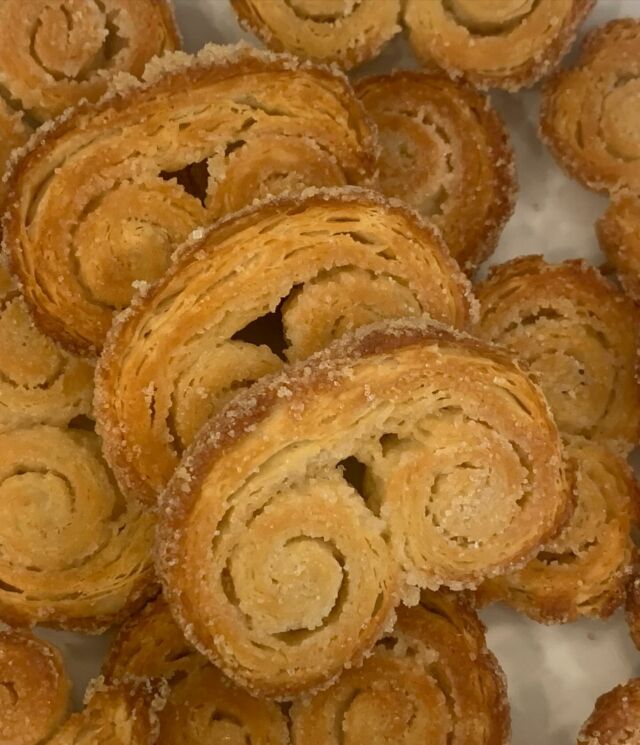 Simple to make. Fun to eat. And delicious!  Just perfection. Palmiers!! Recipe on my blog. Link in bio #palmier #puffpastrycookies #awomancooks 
.
.
.
.
#frenchcookies #sweetreats #bakersgottabake #bakebakebake #homebakingmadeeasy #cookierecipie #ashevillefoodie #ashevillebaker
