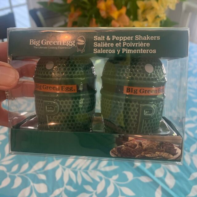 Only I could buy a pair of pepper and pepper shakers!  If anyone out there has a set of salt and salt shakers let me know. Collectors item? Best reaction to my purchase was my daughter and granddaughter’s separate but eerily similar forehead slaps! #🤦‍♀️ #saltandpeppershakers #awomancooks 
.
.
.
.
#biggreenegglife #metaphorformylife #ashevillefoodie #whydoesthishappen #collectorsitems