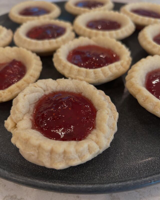 The world is full of events conspiring to make me feel powerless. Lately I’ve been lost in a maze of bureaucratic dead ends made more complicated by employees who are no longer available to help. So I worked out my frustration on some pastry and returned to an easier time with these strawberry jam tarts, treats from the English Countryside!  Hang in there people! #jamtarts #strawberryjam #awomancooks 
.
.
.
#childhoodtreats #comfortbaking #bakingawaythestress