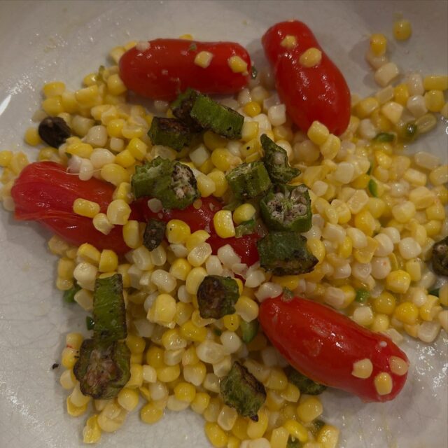I think I’ve been watching too much #tournamentofchampions  My garden randomizer offered up a handful of okra, jalapeño and tomatoes. So I made a sautéed corn salad topped with oven roasted okra. The South is in my mouth!!!
#cornsalad #tasteofthesouth #tournamentofchampions #awomancooks #urbangardener